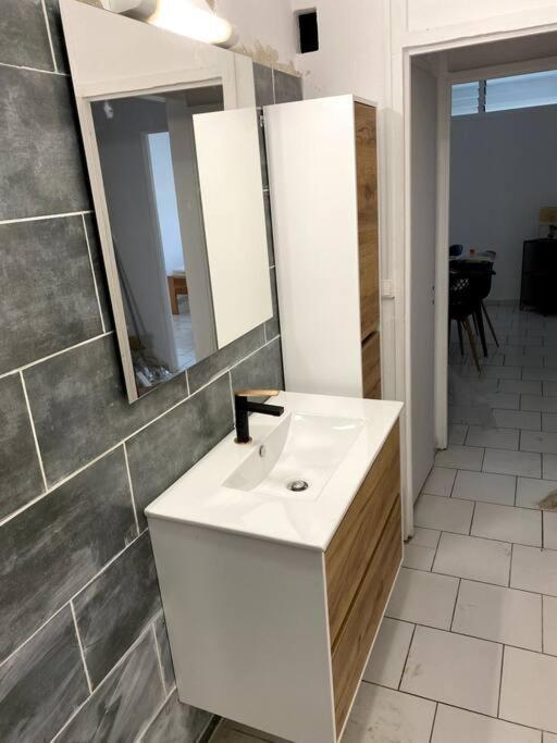 Appartement Moderne, 2 Chambres, Proche Aeroport • Chu • Port Les Abymes Exteriör bild